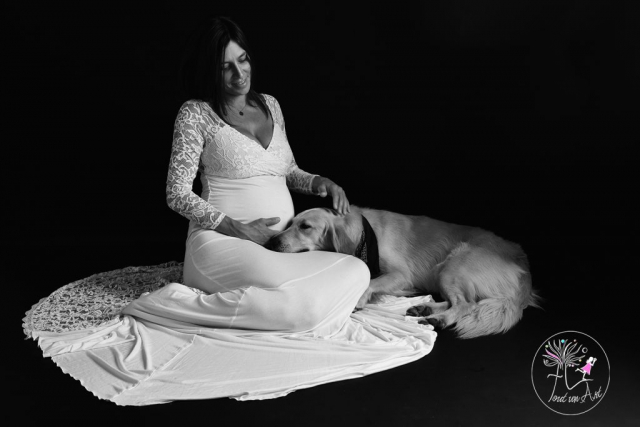 photo-studio-grossesse-chien-noir-et-blanc-bruxelles