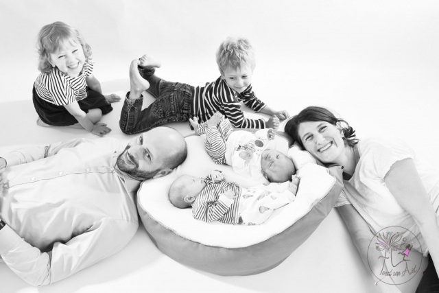 séance photo studio enfant famille grossesse soeur couleur et noir et blanc tout un art photographie bruxelles brabant wallon wavre auderghem watermael boistfort woluwe saint lambert woluwe saint pierre