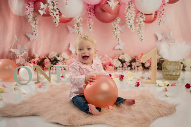 Tout-un-art-photographe-Bruxelles-Auderghem-Exterieur-studio-grossesse-woluwe-watermael-wavre-nouveau-ne-plumes-ailes-ange-noir-et-blanc-nouveau-ne-ours-bébé-nu-automne-vert-bonne-nuit-smash-cake