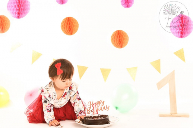 séance photos studio anniversaire gateau smash the cake couleur et noir et blanc tout un art photographie bruxelles brabant wallon wavre auderghem watermael boistfort woluwe saint lambert woluwe saint pierre