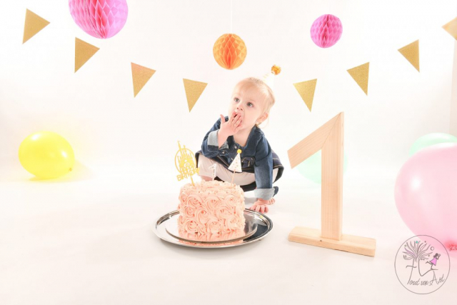 séance photos studio anniversaire gateau smash the cake couleur et noir et blanc tout un art photographie bruxelles brabant wallon wavre auderghem watermael boistfort woluwe saint lambert woluwe saint pierre