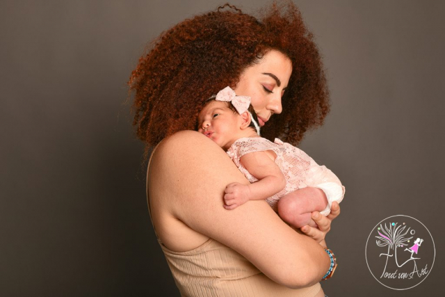 Tout-un-art-photographe-Bruxelles-Auderghem-Exterieur-studio-grossesse-woluwe-watermael-wavre-nouveau-ne-cheveux-bouclés