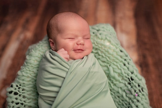 Tout-un-art-photographe-Bruxelles-Auderghem-Exterieur-studio-grossesse-woluwe-watermael-wavre-nouveau-ne-plumes-ailes-ange-noir-et-blanc-nouveau-ne-ours-bébé-nu-automne-vert