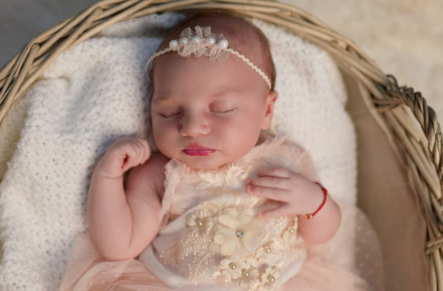 Tout-un-art-photographe-Bruxelles-Auderghem-Exterieur-studio-grossesse-woluwe-watermael-wavre-nouveau-ne-plumes-ailes-ange-noir-et-blanc-nouveau-ne-ours-bébé-nu-automne-vert-bonne-nuit