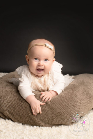 Tout-un-art-photographe-Bruxelles-Auderghem-Exterieur-studio-grossesse-woluwe-watermael-wavre-nouveau-ne-plumes-ailes-ange-noir-et-blanc-nouveau-ne-bebe-6-mois-2