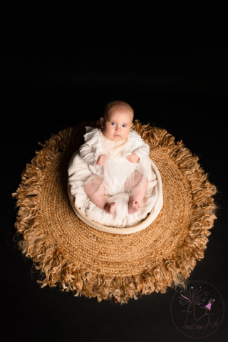 Tout-un-art-photographe-Bruxelles-Auderghem-Exterieur-studio-grossesse-woluwe-watermael-wavre-nouveau-ne-plumes-ailes-ange-noir-et-blanc-nouveau-ne-bebe-6-mois-3