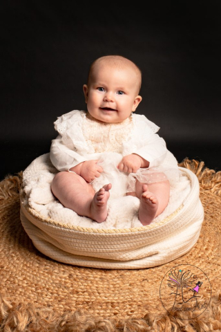 Tout-un-art-photographe-Bruxelles-Auderghem-Exterieur-studio-grossesse-woluwe-watermael-wavre-nouveau-ne-plumes-ailes-ange-noir-et-blanc-nouveau-ne-bebe-6-mois-5